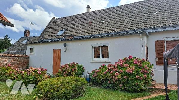 Maison d'habitation avec jardin et dépendances. Aménagements à envisager.