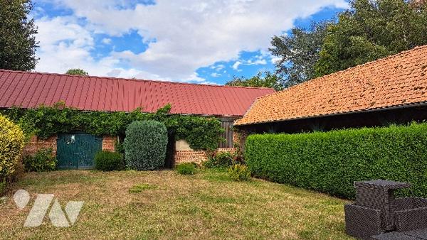 Maison d'habitation avec jardin et dépendances. Aménagements à envisager.