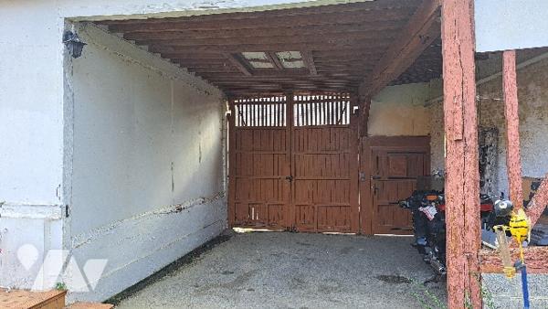 Maison d'habitation avec jardin et dépendances. Aménagements à envisager.