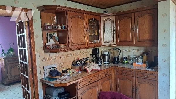 Maison d'habitation avec jardin et dépendances. Aménagements à envisager.