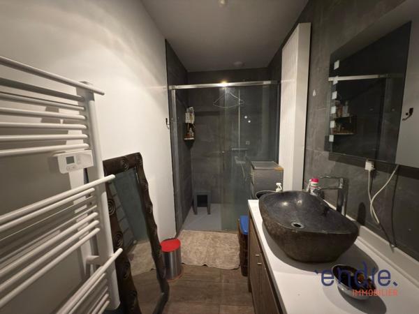 LONGERE TYPE F8 REHABILITEE AVEC GRANGE ET JARDIN!