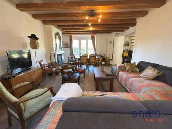 LONGERE TYPE F8 REHABILITEE AVEC GRANGE ET JARDIN!