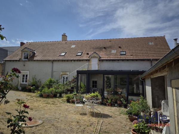 LONGERE TYPE F8 REHABILITEE AVEC GRANGE ET JARDIN!