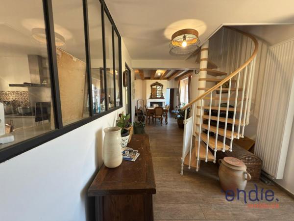 LONGERE TYPE F8 REHABILITEE AVEC GRANGE ET JARDIN!