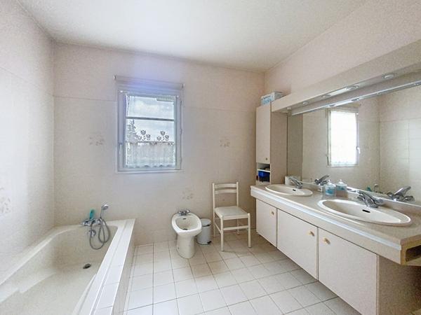 Belle maison traditionnelle à vendre à Amboise - 5 chambres, jardin de 1623 m²