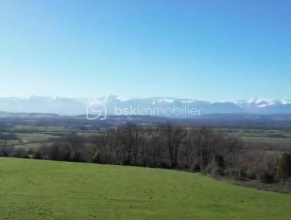 À seulement 4 minutes de Pau, sur la commune très prisée de Morlaàs, découvrez cette somptueuse maison contemporaine de 190 m², édifiée il y a moins de 3 ans, offrant des prestations haut de gamme et une vue panoramique exceptionnelle sur la chaîne des Pyrénées.

Dès l’entrée, les volumes généreux et la luminosité naturelle soulignent l’élégance des lignes architecturales. La pièce de vie, chaleureuse et raffinée, s’articule autour d’une cheminée à insert et s’ouvre largement sur une terrasse plein sud, véritable belvédère face aux montagnes.

La cuisine, signée Cuisines Tendances, allie design et fonctionnalité. Elle est complétée par un cellier entièrement aménagé avec espace salle des machines et évier, pensé pour un confort optimal au quotidien. Sous l’escalier, une cave à vin sur-mesure ravira les amateurs éclairés.

La maison propose 4 chambres aux prestations soignées :

Au rez-de-chaussée :
Une superbe suite parentale avec dressing aménagé et salle de bain complète (douche, baignoire, WC japonais).
Une seconde suite indépendante idéale pour recevoir famille et amis, avec sa propre salle d’eau.

À l’étage :
Deux chambres lumineuses avec espaces dressing intégrés.
Une salle de bain supplémentaire.
Un palier aménagé distribuant harmonieusement les espaces nuit.
Le confort est assuré par une climatisation gainable alimentée par pompe à chaleur, garantissant performance énergétique et bien-être en toute saison.
Un garage complète ce bien rare.

Les atouts majeurs :
✔ Vue spectaculaire sur la chaîne des Pyrénées
✔ Secteur recherché et environnement privilégié
✔ Maison récente (moins de 3 ans)
✔ Prestations haut de gamme
✔ À proximité immédiate de Pau

Une propriété d’exception alliant modernité, confort et panorama unique, destinée à une clientèle en quête d’exclusivité et de qualité de vie.

689.000 euros frais d'agence inclus