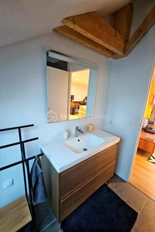 À seulement 4 minutes de Pau, sur la commune très prisée de Morlaàs, découvrez cette somptueuse maison contemporaine de 190 m², édifiée il y a moins de 3 ans, offrant des prestations haut de gamme et une vue panoramique exceptionnelle sur la chaîne des Pyrénées.

Dès l’entrée, les volumes généreux et la luminosité naturelle soulignent l’élégance des lignes architecturales. La pièce de vie, chaleureuse et raffinée, s’articule autour d’une cheminée à insert et s’ouvre largement sur une terrasse plein sud, véritable belvédère face aux montagnes.

La cuisine, signée Cuisines Tendances, allie design et fonctionnalité. Elle est complétée par un cellier entièrement aménagé avec espace salle des machines et évier, pensé pour un confort optimal au quotidien. Sous l’escalier, une cave à vin sur-mesure ravira les amateurs éclairés.

La maison propose 4 chambres aux prestations soignées :

Au rez-de-chaussée :
Une superbe suite parentale avec dressing aménagé et salle de bain complète (douche, baignoire, WC japonais).
Une seconde suite indépendante idéale pour recevoir famille et amis, avec sa propre salle d’eau.

À l’étage :
Deux chambres lumineuses avec espaces dressing intégrés.
Une salle de bain supplémentaire.
Un palier aménagé distribuant harmonieusement les espaces nuit.
Le confort est assuré par une climatisation gainable alimentée par pompe à chaleur, garantissant performance énergétique et bien-être en toute saison.
Un garage complète ce bien rare.

Les atouts majeurs :
✔ Vue spectaculaire sur la chaîne des Pyrénées
✔ Secteur recherché et environnement privilégié
✔ Maison récente (moins de 3 ans)
✔ Prestations haut de gamme
✔ À proximité immédiate de Pau

Une propriété d’exception alliant modernité, confort et panorama unique, destinée à une clientèle en quête d’exclusivité et de qualité de vie.

689.000 euros frais d'agence inclus