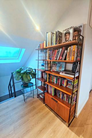 À seulement 4 minutes de Pau, sur la commune très prisée de Morlaàs, découvrez cette somptueuse maison contemporaine de 190 m², édifiée il y a moins de 3 ans, offrant des prestations haut de gamme et une vue panoramique exceptionnelle sur la chaîne des Pyrénées.

Dès l’entrée, les volumes généreux et la luminosité naturelle soulignent l’élégance des lignes architecturales. La pièce de vie, chaleureuse et raffinée, s’articule autour d’une cheminée à insert et s’ouvre largement sur une terrasse plein sud, véritable belvédère face aux montagnes.

La cuisine, signée Cuisines Tendances, allie design et fonctionnalité. Elle est complétée par un cellier entièrement aménagé avec espace salle des machines et évier, pensé pour un confort optimal au quotidien. Sous l’escalier, une cave à vin sur-mesure ravira les amateurs éclairés.

La maison propose 4 chambres aux prestations soignées :

Au rez-de-chaussée :
Une superbe suite parentale avec dressing aménagé et salle de bain complète (douche, baignoire, WC japonais).
Une seconde suite indépendante idéale pour recevoir famille et amis, avec sa propre salle d’eau.

À l’étage :
Deux chambres lumineuses avec espaces dressing intégrés.
Une salle de bain supplémentaire.
Un palier aménagé distribuant harmonieusement les espaces nuit.
Le confort est assuré par une climatisation gainable alimentée par pompe à chaleur, garantissant performance énergétique et bien-être en toute saison.
Un garage complète ce bien rare.

Les atouts majeurs :
✔ Vue spectaculaire sur la chaîne des Pyrénées
✔ Secteur recherché et environnement privilégié
✔ Maison récente (moins de 3 ans)
✔ Prestations haut de gamme
✔ À proximité immédiate de Pau

Une propriété d’exception alliant modernité, confort et panorama unique, destinée à une clientèle en quête d’exclusivité et de qualité de vie.

689.000 euros frais d'agence inclus