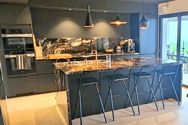 À seulement 4 minutes de Pau, sur la commune très prisée de Morlaàs, découvrez cette somptueuse maison contemporaine de 190 m², édifiée il y a moins de 3 ans, offrant des prestations haut de gamme et une vue panoramique exceptionnelle sur la chaîne des Pyrénées.

Dès l’entrée, les volumes généreux et la luminosité naturelle soulignent l’élégance des lignes architecturales. La pièce de vie, chaleureuse et raffinée, s’articule autour d’une cheminée à insert et s’ouvre largement sur une terrasse plein sud, véritable belvédère face aux montagnes.

La cuisine, signée Cuisines Tendances, allie design et fonctionnalité. Elle est complétée par un cellier entièrement aménagé avec espace salle des machines et évier, pensé pour un confort optimal au quotidien. Sous l’escalier, une cave à vin sur-mesure ravira les amateurs éclairés.

La maison propose 4 chambres aux prestations soignées :

Au rez-de-chaussée :
Une superbe suite parentale avec dressing aménagé et salle de bain complète (douche, baignoire, WC japonais).
Une seconde suite indépendante idéale pour recevoir famille et amis, avec sa propre salle d’eau.

À l’étage :
Deux chambres lumineuses avec espaces dressing intégrés.
Une salle de bain supplémentaire.
Un palier aménagé distribuant harmonieusement les espaces nuit.
Le confort est assuré par une climatisation gainable alimentée par pompe à chaleur, garantissant performance énergétique et bien-être en toute saison.
Un garage complète ce bien rare.

Les atouts majeurs :
✔ Vue spectaculaire sur la chaîne des Pyrénées
✔ Secteur recherché et environnement privilégié
✔ Maison récente (moins de 3 ans)
✔ Prestations haut de gamme
✔ À proximité immédiate de Pau

Une propriété d’exception alliant modernité, confort et panorama unique, destinée à une clientèle en quête d’exclusivité et de qualité de vie.

689.000 euros frais d'agence inclus