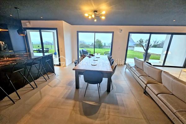 À seulement 4 minutes de Pau, sur la commune très prisée de Morlaàs, découvrez cette somptueuse maison contemporaine de 190 m², édifiée il y a moins de 3 ans, offrant des prestations haut de gamme et une vue panoramique exceptionnelle sur la chaîne des Pyrénées.

Dès l’entrée, les volumes généreux et la luminosité naturelle soulignent l’élégance des lignes architecturales. La pièce de vie, chaleureuse et raffinée, s’articule autour d’une cheminée à insert et s’ouvre largement sur une terrasse plein sud, véritable belvédère face aux montagnes.

La cuisine, signée Cuisines Tendances, allie design et fonctionnalité. Elle est complétée par un cellier entièrement aménagé avec espace salle des machines et évier, pensé pour un confort optimal au quotidien. Sous l’escalier, une cave à vin sur-mesure ravira les amateurs éclairés.

La maison propose 4 chambres aux prestations soignées :

Au rez-de-chaussée :
Une superbe suite parentale avec dressing aménagé et salle de bain complète (douche, baignoire, WC japonais).
Une seconde suite indépendante idéale pour recevoir famille et amis, avec sa propre salle d’eau.

À l’étage :
Deux chambres lumineuses avec espaces dressing intégrés.
Une salle de bain supplémentaire.
Un palier aménagé distribuant harmonieusement les espaces nuit.
Le confort est assuré par une climatisation gainable alimentée par pompe à chaleur, garantissant performance énergétique et bien-être en toute saison.
Un garage complète ce bien rare.

Les atouts majeurs :
✔ Vue spectaculaire sur la chaîne des Pyrénées
✔ Secteur recherché et environnement privilégié
✔ Maison récente (moins de 3 ans)
✔ Prestations haut de gamme
✔ À proximité immédiate de Pau

Une propriété d’exception alliant modernité, confort et panorama unique, destinée à une clientèle en quête d’exclusivité et de qualité de vie.

689.000 euros frais d'agence inclus