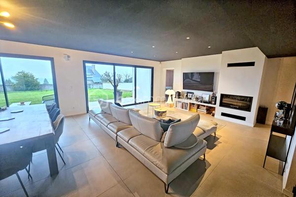 À seulement 4 minutes de Pau, sur la commune très prisée de Morlaàs, découvrez cette somptueuse maison contemporaine de 190 m², édifiée il y a moins de 3 ans, offrant des prestations haut de gamme et une vue panoramique exceptionnelle sur la chaîne des Pyrénées.

Dès l’entrée, les volumes généreux et la luminosité naturelle soulignent l’élégance des lignes architecturales. La pièce de vie, chaleureuse et raffinée, s’articule autour d’une cheminée à insert et s’ouvre largement sur une terrasse plein sud, véritable belvédère face aux montagnes.

La cuisine, signée Cuisines Tendances, allie design et fonctionnalité. Elle est complétée par un cellier entièrement aménagé avec espace salle des machines et évier, pensé pour un confort optimal au quotidien. Sous l’escalier, une cave à vin sur-mesure ravira les amateurs éclairés.

La maison propose 4 chambres aux prestations soignées :

Au rez-de-chaussée :
Une superbe suite parentale avec dressing aménagé et salle de bain complète (douche, baignoire, WC japonais).
Une seconde suite indépendante idéale pour recevoir famille et amis, avec sa propre salle d’eau.

À l’étage :
Deux chambres lumineuses avec espaces dressing intégrés.
Une salle de bain supplémentaire.
Un palier aménagé distribuant harmonieusement les espaces nuit.
Le confort est assuré par une climatisation gainable alimentée par pompe à chaleur, garantissant performance énergétique et bien-être en toute saison.
Un garage complète ce bien rare.

Les atouts majeurs :
✔ Vue spectaculaire sur la chaîne des Pyrénées
✔ Secteur recherché et environnement privilégié
✔ Maison récente (moins de 3 ans)
✔ Prestations haut de gamme
✔ À proximité immédiate de Pau

Une propriété d’exception alliant modernité, confort et panorama unique, destinée à une clientèle en quête d’exclusivité et de qualité de vie.

689.000 euros frais d'agence inclus