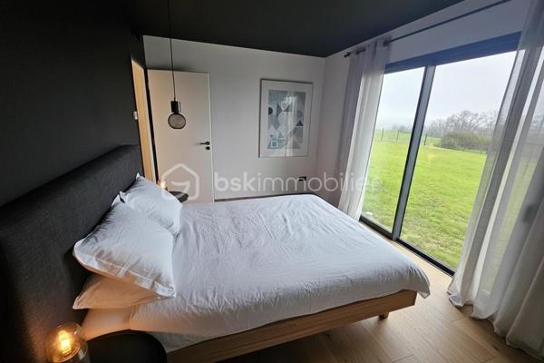 À seulement 4 minutes de Pau, sur la commune très prisée de Morlaàs, découvrez cette somptueuse maison contemporaine de 190 m², édifiée il y a moins de 3 ans, offrant des prestations haut de gamme et une vue panoramique exceptionnelle sur la chaîne des Pyrénées.

Dès l’entrée, les volumes généreux et la luminosité naturelle soulignent l’élégance des lignes architecturales. La pièce de vie, chaleureuse et raffinée, s’articule autour d’une cheminée à insert et s’ouvre largement sur une terrasse plein sud, véritable belvédère face aux montagnes.

La cuisine, signée Cuisines Tendances, allie design et fonctionnalité. Elle est complétée par un cellier entièrement aménagé avec espace salle des machines et évier, pensé pour un confort optimal au quotidien. Sous l’escalier, une cave à vin sur-mesure ravira les amateurs éclairés.

La maison propose 4 chambres aux prestations soignées :

Au rez-de-chaussée :
Une superbe suite parentale avec dressing aménagé et salle de bain complète (douche, baignoire, WC japonais).
Une seconde suite indépendante idéale pour recevoir famille et amis, avec sa propre salle d’eau.

À l’étage :
Deux chambres lumineuses avec espaces dressing intégrés.
Une salle de bain supplémentaire.
Un palier aménagé distribuant harmonieusement les espaces nuit.
Le confort est assuré par une climatisation gainable alimentée par pompe à chaleur, garantissant performance énergétique et bien-être en toute saison.
Un garage complète ce bien rare.

Les atouts majeurs :
✔ Vue spectaculaire sur la chaîne des Pyrénées
✔ Secteur recherché et environnement privilégié
✔ Maison récente (moins de 3 ans)
✔ Prestations haut de gamme
✔ À proximité immédiate de Pau

Une propriété d’exception alliant modernité, confort et panorama unique, destinée à une clientèle en quête d’exclusivité et de qualité de vie.

689.000 euros frais d'agence inclus