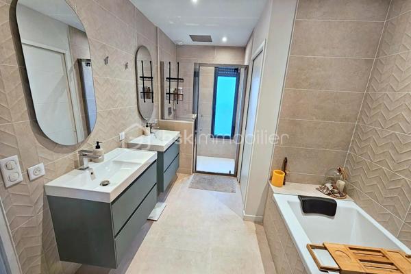 À seulement 4 minutes de Pau, sur la commune très prisée de Morlaàs, découvrez cette somptueuse maison contemporaine de 190 m², édifiée il y a moins de 3 ans, offrant des prestations haut de gamme et une vue panoramique exceptionnelle sur la chaîne des Pyrénées.

Dès l’entrée, les volumes généreux et la luminosité naturelle soulignent l’élégance des lignes architecturales. La pièce de vie, chaleureuse et raffinée, s’articule autour d’une cheminée à insert et s’ouvre largement sur une terrasse plein sud, véritable belvédère face aux montagnes.

La cuisine, signée Cuisines Tendances, allie design et fonctionnalité. Elle est complétée par un cellier entièrement aménagé avec espace salle des machines et évier, pensé pour un confort optimal au quotidien. Sous l’escalier, une cave à vin sur-mesure ravira les amateurs éclairés.

La maison propose 4 chambres aux prestations soignées :

Au rez-de-chaussée :
Une superbe suite parentale avec dressing aménagé et salle de bain complète (douche, baignoire, WC japonais).
Une seconde suite indépendante idéale pour recevoir famille et amis, avec sa propre salle d’eau.

À l’étage :
Deux chambres lumineuses avec espaces dressing intégrés.
Une salle de bain supplémentaire.
Un palier aménagé distribuant harmonieusement les espaces nuit.
Le confort est assuré par une climatisation gainable alimentée par pompe à chaleur, garantissant performance énergétique et bien-être en toute saison.
Un garage complète ce bien rare.

Les atouts majeurs :
✔ Vue spectaculaire sur la chaîne des Pyrénées
✔ Secteur recherché et environnement privilégié
✔ Maison récente (moins de 3 ans)
✔ Prestations haut de gamme
✔ À proximité immédiate de Pau

Une propriété d’exception alliant modernité, confort et panorama unique, destinée à une clientèle en quête d’exclusivité et de qualité de vie.

689.000 euros frais d'agence inclus