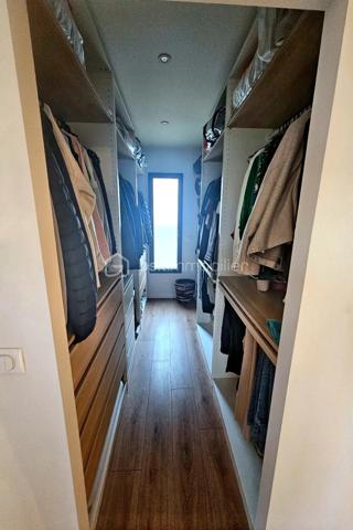 À seulement 4 minutes de Pau, sur la commune très prisée de Morlaàs, découvrez cette somptueuse maison contemporaine de 190 m², édifiée il y a moins de 3 ans, offrant des prestations haut de gamme et une vue panoramique exceptionnelle sur la chaîne des Pyrénées.

Dès l’entrée, les volumes généreux et la luminosité naturelle soulignent l’élégance des lignes architecturales. La pièce de vie, chaleureuse et raffinée, s’articule autour d’une cheminée à insert et s’ouvre largement sur une terrasse plein sud, véritable belvédère face aux montagnes.

La cuisine, signée Cuisines Tendances, allie design et fonctionnalité. Elle est complétée par un cellier entièrement aménagé avec espace salle des machines et évier, pensé pour un confort optimal au quotidien. Sous l’escalier, une cave à vin sur-mesure ravira les amateurs éclairés.

La maison propose 4 chambres aux prestations soignées :

Au rez-de-chaussée :
Une superbe suite parentale avec dressing aménagé et salle de bain complète (douche, baignoire, WC japonais).
Une seconde suite indépendante idéale pour recevoir famille et amis, avec sa propre salle d’eau.

À l’étage :
Deux chambres lumineuses avec espaces dressing intégrés.
Une salle de bain supplémentaire.
Un palier aménagé distribuant harmonieusement les espaces nuit.
Le confort est assuré par une climatisation gainable alimentée par pompe à chaleur, garantissant performance énergétique et bien-être en toute saison.
Un garage complète ce bien rare.

Les atouts majeurs :
✔ Vue spectaculaire sur la chaîne des Pyrénées
✔ Secteur recherché et environnement privilégié
✔ Maison récente (moins de 3 ans)
✔ Prestations haut de gamme
✔ À proximité immédiate de Pau

Une propriété d’exception alliant modernité, confort et panorama unique, destinée à une clientèle en quête d’exclusivité et de qualité de vie.

689.000 euros frais d'agence inclus