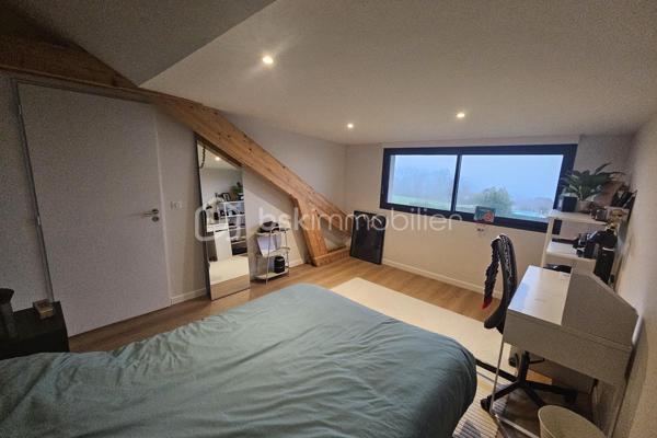 À seulement 4 minutes de Pau, sur la commune très prisée de Morlaàs, découvrez cette somptueuse maison contemporaine de 190 m², édifiée il y a moins de 3 ans, offrant des prestations haut de gamme et une vue panoramique exceptionnelle sur la chaîne des Pyrénées.

Dès l’entrée, les volumes généreux et la luminosité naturelle soulignent l’élégance des lignes architecturales. La pièce de vie, chaleureuse et raffinée, s’articule autour d’une cheminée à insert et s’ouvre largement sur une terrasse plein sud, véritable belvédère face aux montagnes.

La cuisine, signée Cuisines Tendances, allie design et fonctionnalité. Elle est complétée par un cellier entièrement aménagé avec espace salle des machines et évier, pensé pour un confort optimal au quotidien. Sous l’escalier, une cave à vin sur-mesure ravira les amateurs éclairés.

La maison propose 4 chambres aux prestations soignées :

Au rez-de-chaussée :
Une superbe suite parentale avec dressing aménagé et salle de bain complète (douche, baignoire, WC japonais).
Une seconde suite indépendante idéale pour recevoir famille et amis, avec sa propre salle d’eau.

À l’étage :
Deux chambres lumineuses avec espaces dressing intégrés.
Une salle de bain supplémentaire.
Un palier aménagé distribuant harmonieusement les espaces nuit.
Le confort est assuré par une climatisation gainable alimentée par pompe à chaleur, garantissant performance énergétique et bien-être en toute saison.
Un garage complète ce bien rare.

Les atouts majeurs :
✔ Vue spectaculaire sur la chaîne des Pyrénées
✔ Secteur recherché et environnement privilégié
✔ Maison récente (moins de 3 ans)
✔ Prestations haut de gamme
✔ À proximité immédiate de Pau

Une propriété d’exception alliant modernité, confort et panorama unique, destinée à une clientèle en quête d’exclusivité et de qualité de vie.

689.000 euros frais d'agence inclus