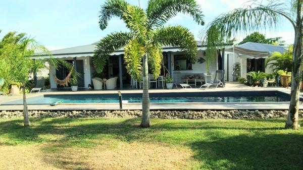 Villa contemporaine en bois de 100 m² avec piscine à Saint François .