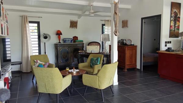 Villa contemporaine en bois de 100 m² avec piscine à Saint François .
