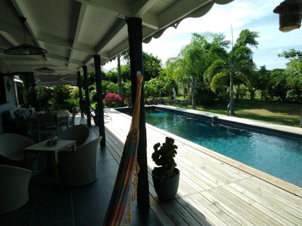Villa contemporaine en bois de 100 m² avec piscine à Saint François .