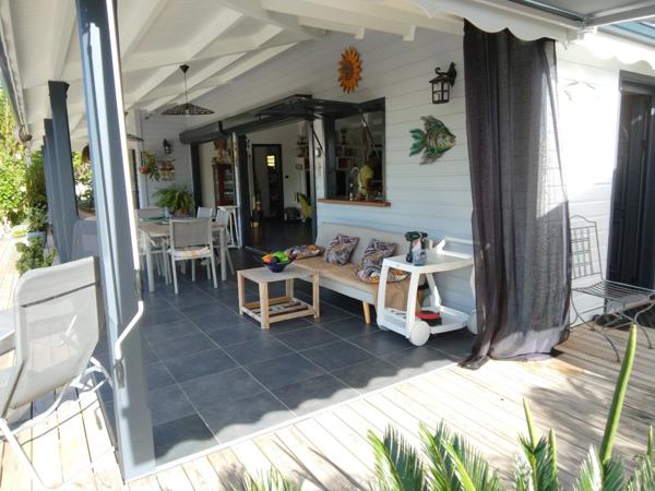 Villa contemporaine en bois de 100 m² avec piscine à Saint François .