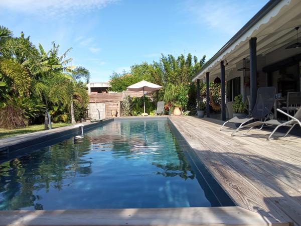 Villa contemporaine en bois de 100 m² avec piscine à Saint François .