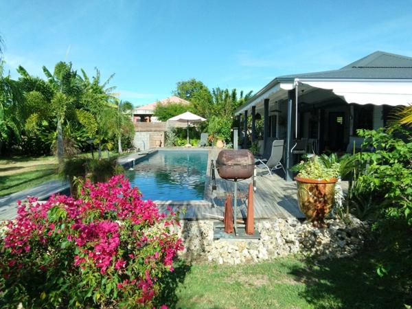 Villa contemporaine en bois de 100 m² avec piscine à Saint François .