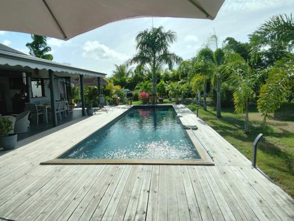 Villa contemporaine en bois de 100 m² avec piscine à Saint François .