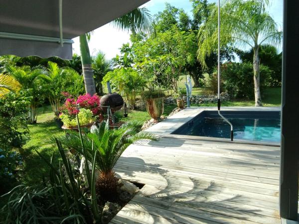 Villa contemporaine en bois de 100 m² avec piscine à Saint François .