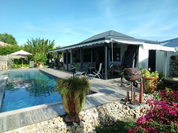 Villa contemporaine en bois de 100 m² avec piscine à Saint François .