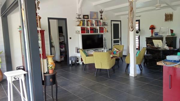 Villa contemporaine en bois de 100 m² avec piscine à Saint François .