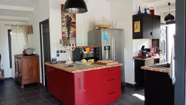Villa contemporaine en bois de 100 m² avec piscine à Saint François .