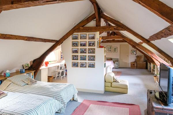 PIEURE du XVIIIème siècle, SON PRESSOIR AMÉNAGÉ ET SES DÉPENDANCES SUR 2 HECTARES DE JARDIN À L’ANGLAISE