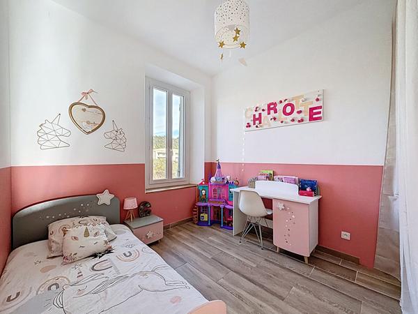 EXCLUSIVITÉ Maison de caractère rénovée de 183 m² - 4 chambres - GARAGE - Jardin 305 m² - Centre village