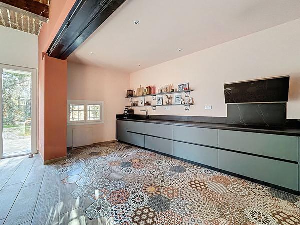 EXCLUSIVITÉ Maison de caractère rénovée de 183 m² - 4 chambres - GARAGE - Jardin 305 m² - Centre village