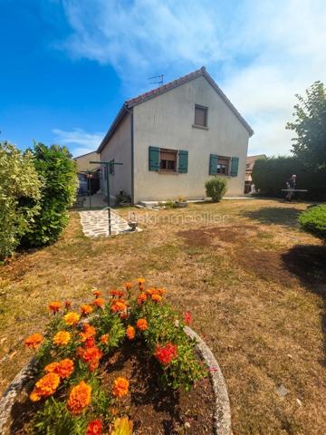 Découvrez cette maison des années 1990 qui allie le confort d'une vie de plain-pied en rez-de-jardin et de grands volumes à l'étage pour accueillir toute votre famille. Idéalement située dans un quartier calme qui préserve de toute nuisance, vous profiterez de la proximité immédiate des commodités de la zone commerciale de Langogne.
Implantée sur un superbe terrain arboré et clos de 487 m², cette maison de 162 m² habitables offre un cadre de vie verdoyant et privilégié.
Des prestations soignées et de beaux volumes
En rez-de-jardin :
Pièce de vie : un vaste séjour baigné de lumière grâce aux baies vitrées donnant un accès direct au jardin, équipé d'un poêle à granulés.
Cuisine : un espace fermé et entièrement équipé.
Côté nuit et pratiques : une chambre, un bureau, une salle d'eau spacieuse, une buanderie, des placards de rangement et un WC indépendant.
Annexes : un accès direct au garage avec porte sectionnelle et portillon intégré.
À l'étage :
Espace nuit : deux chambres (dont une spacieuses de 20 m² avec dressing).
Sanitaires et rangements : une salle composé d'un point d'eau  + WC (avec possibilité d'installer une douche), deux espaces de rangement annexes.
Extérieurs et équipements modernes
Le terrain clos comprend une véranda idéale pour les repas, un espace grillade, un potager et un jardin verdoyant pour profiter des beaux jours.
Côté confort et énergie, la maison bénéficie d'installations performantes :
Poêle à granulés haut de gamme.
Chauffage au fioul.
Panneaux solaires (installés en 2023) générant un rendement financier grâce à la revente d'électricité.
Garage
vide sanitaire 
Très bien entretenue avec des matériaux de qualité.
Contactez-moi dès maintenant pour obtenir plus de renseignements et organiser une visite.