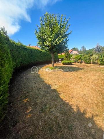 Découvrez cette maison des années 1990 qui allie le confort d'une vie de plain-pied en rez-de-jardin et de grands volumes à l'étage pour accueillir toute votre famille. Idéalement située dans un quartier calme qui préserve de toute nuisance, vous profiterez de la proximité immédiate des commodités de la zone commerciale de Langogne.
Implantée sur un superbe terrain arboré et clos de 487 m², cette maison de 162 m² habitables offre un cadre de vie verdoyant et privilégié.
Des prestations soignées et de beaux volumes
En rez-de-jardin :
Pièce de vie : un vaste séjour baigné de lumière grâce aux baies vitrées donnant un accès direct au jardin, équipé d'un poêle à granulés.
Cuisine : un espace fermé et entièrement équipé.
Côté nuit et pratiques : une chambre, un bureau, une salle d'eau spacieuse, une buanderie, des placards de rangement et un WC indépendant.
Annexes : un accès direct au garage avec porte sectionnelle et portillon intégré.
À l'étage :
Espace nuit : deux chambres (dont une spacieuses de 20 m² avec dressing).
Sanitaires et rangements : une salle composé d'un point d'eau  + WC (avec possibilité d'installer une douche), deux espaces de rangement annexes.
Extérieurs et équipements modernes
Le terrain clos comprend une véranda idéale pour les repas, un espace grillade, un potager et un jardin verdoyant pour profiter des beaux jours.
Côté confort et énergie, la maison bénéficie d'installations performantes :
Poêle à granulés haut de gamme.
Chauffage au fioul.
Panneaux solaires (installés en 2023) générant un rendement financier grâce à la revente d'électricité.
Garage
vide sanitaire 
Très bien entretenue avec des matériaux de qualité.
Contactez-moi dès maintenant pour obtenir plus de renseignements et organiser une visite.
