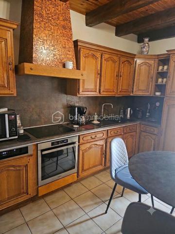 Découvrez cette maison des années 1990 qui allie le confort d'une vie de plain-pied en rez-de-jardin et de grands volumes à l'étage pour accueillir toute votre famille. Idéalement située dans un quartier calme qui préserve de toute nuisance, vous profiterez de la proximité immédiate des commodités de la zone commerciale de Langogne.
Implantée sur un superbe terrain arboré et clos de 487 m², cette maison de 162 m² habitables offre un cadre de vie verdoyant et privilégié.
Des prestations soignées et de beaux volumes
En rez-de-jardin :
Pièce de vie : un vaste séjour baigné de lumière grâce aux baies vitrées donnant un accès direct au jardin, équipé d'un poêle à granulés.
Cuisine : un espace fermé et entièrement équipé.
Côté nuit et pratiques : une chambre, un bureau, une salle d'eau spacieuse, une buanderie, des placards de rangement et un WC indépendant.
Annexes : un accès direct au garage avec porte sectionnelle et portillon intégré.
À l'étage :
Espace nuit : deux chambres (dont une spacieuses de 20 m² avec dressing).
Sanitaires et rangements : une salle composé d'un point d'eau  + WC (avec possibilité d'installer une douche), deux espaces de rangement annexes.
Extérieurs et équipements modernes
Le terrain clos comprend une véranda idéale pour les repas, un espace grillade, un potager et un jardin verdoyant pour profiter des beaux jours.
Côté confort et énergie, la maison bénéficie d'installations performantes :
Poêle à granulés haut de gamme.
Chauffage au fioul.
Panneaux solaires (installés en 2023) générant un rendement financier grâce à la revente d'électricité.
Garage
vide sanitaire 
Très bien entretenue avec des matériaux de qualité.
Contactez-moi dès maintenant pour obtenir plus de renseignements et organiser une visite.