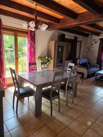 Découvrez cette maison des années 1990 qui allie le confort d'une vie de plain-pied en rez-de-jardin et de grands volumes à l'étage pour accueillir toute votre famille. Idéalement située dans un quartier calme qui préserve de toute nuisance, vous profiterez de la proximité immédiate des commodités de la zone commerciale de Langogne.
Implantée sur un superbe terrain arboré et clos de 487 m², cette maison de 162 m² habitables offre un cadre de vie verdoyant et privilégié.
Des prestations soignées et de beaux volumes
En rez-de-jardin :
Pièce de vie : un vaste séjour baigné de lumière grâce aux baies vitrées donnant un accès direct au jardin, équipé d'un poêle à granulés.
Cuisine : un espace fermé et entièrement équipé.
Côté nuit et pratiques : une chambre, un bureau, une salle d'eau spacieuse, une buanderie, des placards de rangement et un WC indépendant.
Annexes : un accès direct au garage avec porte sectionnelle et portillon intégré.
À l'étage :
Espace nuit : deux chambres (dont une spacieuses de 20 m² avec dressing).
Sanitaires et rangements : une salle composé d'un point d'eau  + WC (avec possibilité d'installer une douche), deux espaces de rangement annexes.
Extérieurs et équipements modernes
Le terrain clos comprend une véranda idéale pour les repas, un espace grillade, un potager et un jardin verdoyant pour profiter des beaux jours.
Côté confort et énergie, la maison bénéficie d'installations performantes :
Poêle à granulés haut de gamme.
Chauffage au fioul.
Panneaux solaires (installés en 2023) générant un rendement financier grâce à la revente d'électricité.
Garage
vide sanitaire 
Très bien entretenue avec des matériaux de qualité.
Contactez-moi dès maintenant pour obtenir plus de renseignements et organiser une visite.