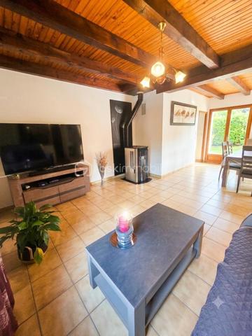 Découvrez cette maison des années 1990 qui allie le confort d'une vie de plain-pied en rez-de-jardin et de grands volumes à l'étage pour accueillir toute votre famille. Idéalement située dans un quartier calme qui préserve de toute nuisance, vous profiterez de la proximité immédiate des commodités de la zone commerciale de Langogne.
Implantée sur un superbe terrain arboré et clos de 487 m², cette maison de 162 m² habitables offre un cadre de vie verdoyant et privilégié.
Des prestations soignées et de beaux volumes
En rez-de-jardin :
Pièce de vie : un vaste séjour baigné de lumière grâce aux baies vitrées donnant un accès direct au jardin, équipé d'un poêle à granulés.
Cuisine : un espace fermé et entièrement équipé.
Côté nuit et pratiques : une chambre, un bureau, une salle d'eau spacieuse, une buanderie, des placards de rangement et un WC indépendant.
Annexes : un accès direct au garage avec porte sectionnelle et portillon intégré.
À l'étage :
Espace nuit : deux chambres (dont une spacieuses de 20 m² avec dressing).
Sanitaires et rangements : une salle composé d'un point d'eau  + WC (avec possibilité d'installer une douche), deux espaces de rangement annexes.
Extérieurs et équipements modernes
Le terrain clos comprend une véranda idéale pour les repas, un espace grillade, un potager et un jardin verdoyant pour profiter des beaux jours.
Côté confort et énergie, la maison bénéficie d'installations performantes :
Poêle à granulés haut de gamme.
Chauffage au fioul.
Panneaux solaires (installés en 2023) générant un rendement financier grâce à la revente d'électricité.
Garage
vide sanitaire 
Très bien entretenue avec des matériaux de qualité.
Contactez-moi dès maintenant pour obtenir plus de renseignements et organiser une visite.