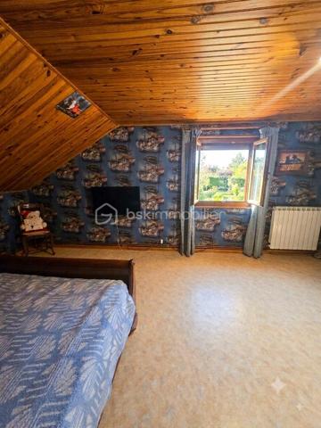 Découvrez cette maison des années 1990 qui allie le confort d'une vie de plain-pied en rez-de-jardin et de grands volumes à l'étage pour accueillir toute votre famille. Idéalement située dans un quartier calme qui préserve de toute nuisance, vous profiterez de la proximité immédiate des commodités de la zone commerciale de Langogne.
Implantée sur un superbe terrain arboré et clos de 487 m², cette maison de 162 m² habitables offre un cadre de vie verdoyant et privilégié.
Des prestations soignées et de beaux volumes
En rez-de-jardin :
Pièce de vie : un vaste séjour baigné de lumière grâce aux baies vitrées donnant un accès direct au jardin, équipé d'un poêle à granulés.
Cuisine : un espace fermé et entièrement équipé.
Côté nuit et pratiques : une chambre, un bureau, une salle d'eau spacieuse, une buanderie, des placards de rangement et un WC indépendant.
Annexes : un accès direct au garage avec porte sectionnelle et portillon intégré.
À l'étage :
Espace nuit : deux chambres (dont une spacieuses de 20 m² avec dressing).
Sanitaires et rangements : une salle composé d'un point d'eau  + WC (avec possibilité d'installer une douche), deux espaces de rangement annexes.
Extérieurs et équipements modernes
Le terrain clos comprend une véranda idéale pour les repas, un espace grillade, un potager et un jardin verdoyant pour profiter des beaux jours.
Côté confort et énergie, la maison bénéficie d'installations performantes :
Poêle à granulés haut de gamme.
Chauffage au fioul.
Panneaux solaires (installés en 2023) générant un rendement financier grâce à la revente d'électricité.
Garage
vide sanitaire 
Très bien entretenue avec des matériaux de qualité.
Contactez-moi dès maintenant pour obtenir plus de renseignements et organiser une visite.