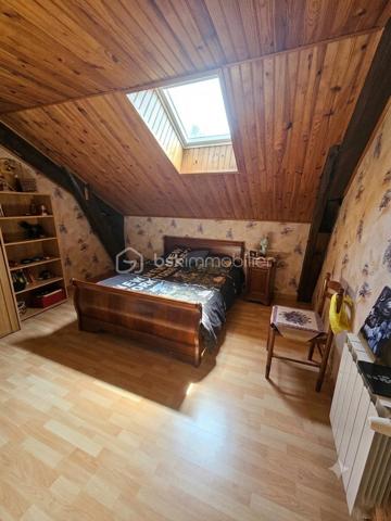 Découvrez cette maison des années 1990 qui allie le confort d'une vie de plain-pied en rez-de-jardin et de grands volumes à l'étage pour accueillir toute votre famille. Idéalement située dans un quartier calme qui préserve de toute nuisance, vous profiterez de la proximité immédiate des commodités de la zone commerciale de Langogne.
Implantée sur un superbe terrain arboré et clos de 487 m², cette maison de 162 m² habitables offre un cadre de vie verdoyant et privilégié.
Des prestations soignées et de beaux volumes
En rez-de-jardin :
Pièce de vie : un vaste séjour baigné de lumière grâce aux baies vitrées donnant un accès direct au jardin, équipé d'un poêle à granulés.
Cuisine : un espace fermé et entièrement équipé.
Côté nuit et pratiques : une chambre, un bureau, une salle d'eau spacieuse, une buanderie, des placards de rangement et un WC indépendant.
Annexes : un accès direct au garage avec porte sectionnelle et portillon intégré.
À l'étage :
Espace nuit : deux chambres (dont une spacieuses de 20 m² avec dressing).
Sanitaires et rangements : une salle composé d'un point d'eau  + WC (avec possibilité d'installer une douche), deux espaces de rangement annexes.
Extérieurs et équipements modernes
Le terrain clos comprend une véranda idéale pour les repas, un espace grillade, un potager et un jardin verdoyant pour profiter des beaux jours.
Côté confort et énergie, la maison bénéficie d'installations performantes :
Poêle à granulés haut de gamme.
Chauffage au fioul.
Panneaux solaires (installés en 2023) générant un rendement financier grâce à la revente d'électricité.
Garage
vide sanitaire 
Très bien entretenue avec des matériaux de qualité.
Contactez-moi dès maintenant pour obtenir plus de renseignements et organiser une visite.