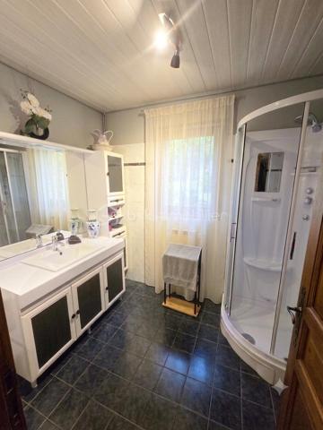 Découvrez cette maison des années 1990 qui allie le confort d'une vie de plain-pied en rez-de-jardin et de grands volumes à l'étage pour accueillir toute votre famille. Idéalement située dans un quartier calme qui préserve de toute nuisance, vous profiterez de la proximité immédiate des commodités de la zone commerciale de Langogne.
Implantée sur un superbe terrain arboré et clos de 487 m², cette maison de 162 m² habitables offre un cadre de vie verdoyant et privilégié.
Des prestations soignées et de beaux volumes
En rez-de-jardin :
Pièce de vie : un vaste séjour baigné de lumière grâce aux baies vitrées donnant un accès direct au jardin, équipé d'un poêle à granulés.
Cuisine : un espace fermé et entièrement équipé.
Côté nuit et pratiques : une chambre, un bureau, une salle d'eau spacieuse, une buanderie, des placards de rangement et un WC indépendant.
Annexes : un accès direct au garage avec porte sectionnelle et portillon intégré.
À l'étage :
Espace nuit : deux chambres (dont une spacieuses de 20 m² avec dressing).
Sanitaires et rangements : une salle composé d'un point d'eau  + WC (avec possibilité d'installer une douche), deux espaces de rangement annexes.
Extérieurs et équipements modernes
Le terrain clos comprend une véranda idéale pour les repas, un espace grillade, un potager et un jardin verdoyant pour profiter des beaux jours.
Côté confort et énergie, la maison bénéficie d'installations performantes :
Poêle à granulés haut de gamme.
Chauffage au fioul.
Panneaux solaires (installés en 2023) générant un rendement financier grâce à la revente d'électricité.
Garage
vide sanitaire 
Très bien entretenue avec des matériaux de qualité.
Contactez-moi dès maintenant pour obtenir plus de renseignements et organiser une visite.