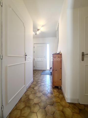 Sur notre belle commune de Boissy sous Saint Yon,
Venez découvrir au calme d'une impasse, ce charmant pavillon mitoyen offrant 103 m² habitables, dont une agréable véranda d'environ 20m2 m², édifié sur un sous-sol total.
Au rez-de-chaussée, vous trouverez une entrée, un lumineux séjour agrémenté d'une cheminée, une cuisine indépendante aménagée et équipée (neuve de 2024), avec accès direct à la véranda chauffée permettant de profiter d'une pièce de vie supplémentaire, ainsi qu'un WC indépendant.
L'étage dessert un palier, trois belles chambres et une salle de bains avec WC entièrement rénovée avec goût.
Les combles ont bénéficié d'une isolation par projection de laine de verre (50cm), assurant un meilleur confort thermique.
Le sous-sol total d'environ 42 m² comprend un garage de 25 m² équipé d'une porte motorisée, ainsi qu'un espace buanderie/chaufferie. Le chauffage est assuré par une chaudière gaz de ville à condensation.
L'ensemble est implanté sur une parcelle de 209 m² exposée Est/Ouest, avec emplacement de stationnement.
Vous apprécierez particulièrement son emplacement privilégié : commerces, écoles maternelle et primaire à proximité immédiate, ainsi qu'un accès rapide à la forêt pour vos promenades et activités de plein air.
Une maison fonctionnelle (quelques travaux de rénovation sont en cours), idéale pour une famille en quête de confort et de tranquillité.
Les plus de ce bien:
- Idéalement situé au calme d'une impasse
- Double vitrage PVC oscillo-battants
- Volets électriques à fermeture centralisée et/ou indépendante
- Porte de garage sectionnelle électrique
- Prise de charge pour voiture électrique ou hybride rechargeable : Borne EVIBox Elvi 1 blanche 7,4 kW en monophasé.
- Proximité des écoles élémentaires et primaires publiques (Fontaine Saint Lubin) mais également privée (St Thomas Becket)
- Proximité avec le cabinet médical (kiné, infirmière, médecin...), de la pharmacie, du bureau de poste, coiffeur, mais également du centre ville et de la mairie.
****  A visiter sans tarder  ****
VISITE POSSIBLE 7j/7 sur rdv jusqu'à 21h30
Je réponds aux mails, messages et sms même tard le soir