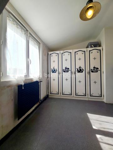 Sur notre belle commune de Boissy sous Saint Yon,
Venez découvrir au calme d'une impasse, ce charmant pavillon mitoyen offrant 103 m² habitables, dont une agréable véranda d'environ 20m2 m², édifié sur un sous-sol total.
Au rez-de-chaussée, vous trouverez une entrée, un lumineux séjour agrémenté d'une cheminée, une cuisine indépendante aménagée et équipée (neuve de 2024), avec accès direct à la véranda chauffée permettant de profiter d'une pièce de vie supplémentaire, ainsi qu'un WC indépendant.
L'étage dessert un palier, trois belles chambres et une salle de bains avec WC entièrement rénovée avec goût.
Les combles ont bénéficié d'une isolation par projection de laine de verre (50cm), assurant un meilleur confort thermique.
Le sous-sol total d'environ 42 m² comprend un garage de 25 m² équipé d'une porte motorisée, ainsi qu'un espace buanderie/chaufferie. Le chauffage est assuré par une chaudière gaz de ville à condensation.
L'ensemble est implanté sur une parcelle de 209 m² exposée Est/Ouest, avec emplacement de stationnement.
Vous apprécierez particulièrement son emplacement privilégié : commerces, écoles maternelle et primaire à proximité immédiate, ainsi qu'un accès rapide à la forêt pour vos promenades et activités de plein air.
Une maison fonctionnelle (quelques travaux de rénovation sont en cours), idéale pour une famille en quête de confort et de tranquillité.
Les plus de ce bien:
- Idéalement situé au calme d'une impasse
- Double vitrage PVC oscillo-battants
- Volets électriques à fermeture centralisée et/ou indépendante
- Porte de garage sectionnelle électrique
- Prise de charge pour voiture électrique ou hybride rechargeable : Borne EVIBox Elvi 1 blanche 7,4 kW en monophasé.
- Proximité des écoles élémentaires et primaires publiques (Fontaine Saint Lubin) mais également privée (St Thomas Becket)
- Proximité avec le cabinet médical (kiné, infirmière, médecin...), de la pharmacie, du bureau de poste, coiffeur, mais également du centre ville et de la mairie.
****  A visiter sans tarder  ****
VISITE POSSIBLE 7j/7 sur rdv jusqu'à 21h30
Je réponds aux mails, messages et sms même tard le soir