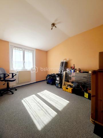 Sur notre belle commune de Boissy sous Saint Yon,
Venez découvrir au calme d'une impasse, ce charmant pavillon mitoyen offrant 103 m² habitables, dont une agréable véranda d'environ 20m2 m², édifié sur un sous-sol total.
Au rez-de-chaussée, vous trouverez une entrée, un lumineux séjour agrémenté d'une cheminée, une cuisine indépendante aménagée et équipée (neuve de 2024), avec accès direct à la véranda chauffée permettant de profiter d'une pièce de vie supplémentaire, ainsi qu'un WC indépendant.
L'étage dessert un palier, trois belles chambres et une salle de bains avec WC entièrement rénovée avec goût.
Les combles ont bénéficié d'une isolation par projection de laine de verre (50cm), assurant un meilleur confort thermique.
Le sous-sol total d'environ 42 m² comprend un garage de 25 m² équipé d'une porte motorisée, ainsi qu'un espace buanderie/chaufferie. Le chauffage est assuré par une chaudière gaz de ville à condensation.
L'ensemble est implanté sur une parcelle de 209 m² exposée Est/Ouest, avec emplacement de stationnement.
Vous apprécierez particulièrement son emplacement privilégié : commerces, écoles maternelle et primaire à proximité immédiate, ainsi qu'un accès rapide à la forêt pour vos promenades et activités de plein air.
Une maison fonctionnelle (quelques travaux de rénovation sont en cours), idéale pour une famille en quête de confort et de tranquillité.
Les plus de ce bien:
- Idéalement situé au calme d'une impasse
- Double vitrage PVC oscillo-battants
- Volets électriques à fermeture centralisée et/ou indépendante
- Porte de garage sectionnelle électrique
- Prise de charge pour voiture électrique ou hybride rechargeable : Borne EVIBox Elvi 1 blanche 7,4 kW en monophasé.
- Proximité des écoles élémentaires et primaires publiques (Fontaine Saint Lubin) mais également privée (St Thomas Becket)
- Proximité avec le cabinet médical (kiné, infirmière, médecin...), de la pharmacie, du bureau de poste, coiffeur, mais également du centre ville et de la mairie.
****  A visiter sans tarder  ****
VISITE POSSIBLE 7j/7 sur rdv jusqu'à 21h30
Je réponds aux mails, messages et sms même tard le soir