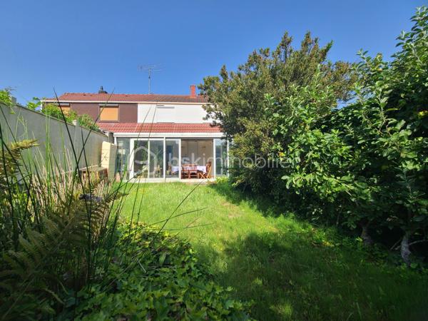 Sur notre belle commune de Boissy sous Saint Yon,
Venez découvrir au calme d'une impasse, ce charmant pavillon mitoyen offrant 103 m² habitables, dont une agréable véranda d'environ 20m2 m², édifié sur un sous-sol total.
Au rez-de-chaussée, vous trouverez une entrée, un lumineux séjour agrémenté d'une cheminée, une cuisine indépendante aménagée et équipée (neuve de 2024), avec accès direct à la véranda chauffée permettant de profiter d'une pièce de vie supplémentaire, ainsi qu'un WC indépendant.
L'étage dessert un palier, trois belles chambres et une salle de bains avec WC entièrement rénovée avec goût.
Les combles ont bénéficié d'une isolation par projection de laine de verre (50cm), assurant un meilleur confort thermique.
Le sous-sol total d'environ 42 m² comprend un garage de 25 m² équipé d'une porte motorisée, ainsi qu'un espace buanderie/chaufferie. Le chauffage est assuré par une chaudière gaz de ville à condensation.
L'ensemble est implanté sur une parcelle de 209 m² exposée Est/Ouest, avec emplacement de stationnement.
Vous apprécierez particulièrement son emplacement privilégié : commerces, écoles maternelle et primaire à proximité immédiate, ainsi qu'un accès rapide à la forêt pour vos promenades et activités de plein air.
Une maison fonctionnelle (quelques travaux de rénovation sont en cours), idéale pour une famille en quête de confort et de tranquillité.
Les plus de ce bien:
- Idéalement situé au calme d'une impasse
- Double vitrage PVC oscillo-battants
- Volets électriques à fermeture centralisée et/ou indépendante
- Porte de garage sectionnelle électrique
- Prise de charge pour voiture électrique ou hybride rechargeable : Borne EVIBox Elvi 1 blanche 7,4 kW en monophasé.
- Proximité des écoles élémentaires et primaires publiques (Fontaine Saint Lubin) mais également privée (St Thomas Becket)
- Proximité avec le cabinet médical (kiné, infirmière, médecin...), de la pharmacie, du bureau de poste, coiffeur, mais également du centre ville et de la mairie.
****  A visiter sans tarder  ****
VISITE POSSIBLE 7j/7 sur rdv jusqu'à 21h30
Je réponds aux mails, messages et sms même tard le soir
