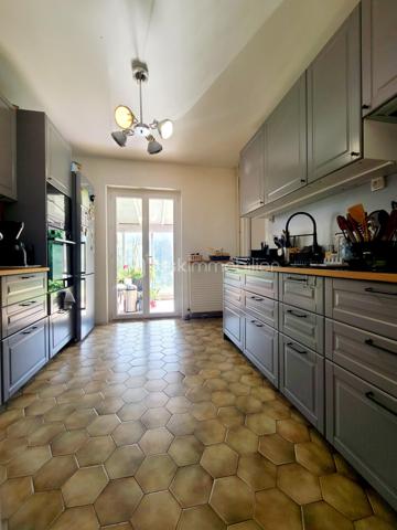 Sur notre belle commune de Boissy sous Saint Yon,
Venez découvrir au calme d'une impasse, ce charmant pavillon mitoyen offrant 103 m² habitables, dont une agréable véranda d'environ 20m2 m², édifié sur un sous-sol total.
Au rez-de-chaussée, vous trouverez une entrée, un lumineux séjour agrémenté d'une cheminée, une cuisine indépendante aménagée et équipée (neuve de 2024), avec accès direct à la véranda chauffée permettant de profiter d'une pièce de vie supplémentaire, ainsi qu'un WC indépendant.
L'étage dessert un palier, trois belles chambres et une salle de bains avec WC entièrement rénovée avec goût.
Les combles ont bénéficié d'une isolation par projection de laine de verre (50cm), assurant un meilleur confort thermique.
Le sous-sol total d'environ 42 m² comprend un garage de 25 m² équipé d'une porte motorisée, ainsi qu'un espace buanderie/chaufferie. Le chauffage est assuré par une chaudière gaz de ville à condensation.
L'ensemble est implanté sur une parcelle de 209 m² exposée Est/Ouest, avec emplacement de stationnement.
Vous apprécierez particulièrement son emplacement privilégié : commerces, écoles maternelle et primaire à proximité immédiate, ainsi qu'un accès rapide à la forêt pour vos promenades et activités de plein air.
Une maison fonctionnelle (quelques travaux de rénovation sont en cours), idéale pour une famille en quête de confort et de tranquillité.
Les plus de ce bien:
- Idéalement situé au calme d'une impasse
- Double vitrage PVC oscillo-battants
- Volets électriques à fermeture centralisée et/ou indépendante
- Porte de garage sectionnelle électrique
- Prise de charge pour voiture électrique ou hybride rechargeable : Borne EVIBox Elvi 1 blanche 7,4 kW en monophasé.
- Proximité des écoles élémentaires et primaires publiques (Fontaine Saint Lubin) mais également privée (St Thomas Becket)
- Proximité avec le cabinet médical (kiné, infirmière, médecin...), de la pharmacie, du bureau de poste, coiffeur, mais également du centre ville et de la mairie.
****  A visiter sans tarder  ****
VISITE POSSIBLE 7j/7 sur rdv jusqu'à 21h30
Je réponds aux mails, messages et sms même tard le soir