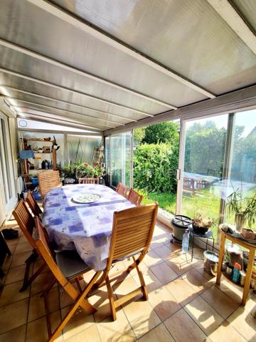 Sur notre belle commune de Boissy sous Saint Yon,
Venez découvrir au calme d'une impasse, ce charmant pavillon mitoyen offrant 103 m² habitables, dont une agréable véranda d'environ 20m2 m², édifié sur un sous-sol total.
Au rez-de-chaussée, vous trouverez une entrée, un lumineux séjour agrémenté d'une cheminée, une cuisine indépendante aménagée et équipée (neuve de 2024), avec accès direct à la véranda chauffée permettant de profiter d'une pièce de vie supplémentaire, ainsi qu'un WC indépendant.
L'étage dessert un palier, trois belles chambres et une salle de bains avec WC entièrement rénovée avec goût.
Les combles ont bénéficié d'une isolation par projection de laine de verre (50cm), assurant un meilleur confort thermique.
Le sous-sol total d'environ 42 m² comprend un garage de 25 m² équipé d'une porte motorisée, ainsi qu'un espace buanderie/chaufferie. Le chauffage est assuré par une chaudière gaz de ville à condensation.
L'ensemble est implanté sur une parcelle de 209 m² exposée Est/Ouest, avec emplacement de stationnement.
Vous apprécierez particulièrement son emplacement privilégié : commerces, écoles maternelle et primaire à proximité immédiate, ainsi qu'un accès rapide à la forêt pour vos promenades et activités de plein air.
Une maison fonctionnelle (quelques travaux de rénovation sont en cours), idéale pour une famille en quête de confort et de tranquillité.
Les plus de ce bien:
- Idéalement situé au calme d'une impasse
- Double vitrage PVC oscillo-battants
- Volets électriques à fermeture centralisée et/ou indépendante
- Porte de garage sectionnelle électrique
- Prise de charge pour voiture électrique ou hybride rechargeable : Borne EVIBox Elvi 1 blanche 7,4 kW en monophasé.
- Proximité des écoles élémentaires et primaires publiques (Fontaine Saint Lubin) mais également privée (St Thomas Becket)
- Proximité avec le cabinet médical (kiné, infirmière, médecin...), de la pharmacie, du bureau de poste, coiffeur, mais également du centre ville et de la mairie.
****  A visiter sans tarder  ****
VISITE POSSIBLE 7j/7 sur rdv jusqu'à 21h30
Je réponds aux mails, messages et sms même tard le soir