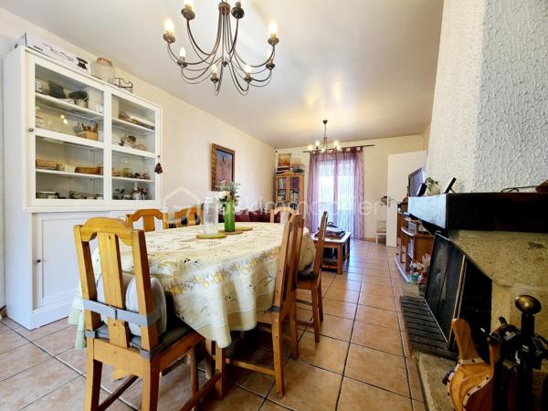 Sur notre belle commune de Boissy sous Saint Yon,
Venez découvrir au calme d'une impasse, ce charmant pavillon mitoyen offrant 103 m² habitables, dont une agréable véranda d'environ 20m2 m², édifié sur un sous-sol total.
Au rez-de-chaussée, vous trouverez une entrée, un lumineux séjour agrémenté d'une cheminée, une cuisine indépendante aménagée et équipée (neuve de 2024), avec accès direct à la véranda chauffée permettant de profiter d'une pièce de vie supplémentaire, ainsi qu'un WC indépendant.
L'étage dessert un palier, trois belles chambres et une salle de bains avec WC entièrement rénovée avec goût.
Les combles ont bénéficié d'une isolation par projection de laine de verre (50cm), assurant un meilleur confort thermique.
Le sous-sol total d'environ 42 m² comprend un garage de 25 m² équipé d'une porte motorisée, ainsi qu'un espace buanderie/chaufferie. Le chauffage est assuré par une chaudière gaz de ville à condensation.
L'ensemble est implanté sur une parcelle de 209 m² exposée Est/Ouest, avec emplacement de stationnement.
Vous apprécierez particulièrement son emplacement privilégié : commerces, écoles maternelle et primaire à proximité immédiate, ainsi qu'un accès rapide à la forêt pour vos promenades et activités de plein air.
Une maison fonctionnelle (quelques travaux de rénovation sont en cours), idéale pour une famille en quête de confort et de tranquillité.
Les plus de ce bien:
- Idéalement situé au calme d'une impasse
- Double vitrage PVC oscillo-battants
- Volets électriques à fermeture centralisée et/ou indépendante
- Porte de garage sectionnelle électrique
- Prise de charge pour voiture électrique ou hybride rechargeable : Borne EVIBox Elvi 1 blanche 7,4 kW en monophasé.
- Proximité des écoles élémentaires et primaires publiques (Fontaine Saint Lubin) mais également privée (St Thomas Becket)
- Proximité avec le cabinet médical (kiné, infirmière, médecin...), de la pharmacie, du bureau de poste, coiffeur, mais également du centre ville et de la mairie.
****  A visiter sans tarder  ****
VISITE POSSIBLE 7j/7 sur rdv jusqu'à 21h30
Je réponds aux mails, messages et sms même tard le soir