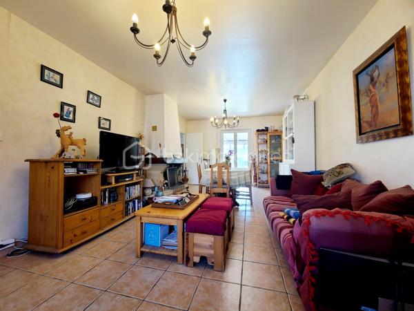Sur notre belle commune de Boissy sous Saint Yon,
Venez découvrir au calme d'une impasse, ce charmant pavillon mitoyen offrant 103 m² habitables, dont une agréable véranda d'environ 20m2 m², édifié sur un sous-sol total.
Au rez-de-chaussée, vous trouverez une entrée, un lumineux séjour agrémenté d'une cheminée, une cuisine indépendante aménagée et équipée (neuve de 2024), avec accès direct à la véranda chauffée permettant de profiter d'une pièce de vie supplémentaire, ainsi qu'un WC indépendant.
L'étage dessert un palier, trois belles chambres et une salle de bains avec WC entièrement rénovée avec goût.
Les combles ont bénéficié d'une isolation par projection de laine de verre (50cm), assurant un meilleur confort thermique.
Le sous-sol total d'environ 42 m² comprend un garage de 25 m² équipé d'une porte motorisée, ainsi qu'un espace buanderie/chaufferie. Le chauffage est assuré par une chaudière gaz de ville à condensation.
L'ensemble est implanté sur une parcelle de 209 m² exposée Est/Ouest, avec emplacement de stationnement.
Vous apprécierez particulièrement son emplacement privilégié : commerces, écoles maternelle et primaire à proximité immédiate, ainsi qu'un accès rapide à la forêt pour vos promenades et activités de plein air.
Une maison fonctionnelle (quelques travaux de rénovation sont en cours), idéale pour une famille en quête de confort et de tranquillité.
Les plus de ce bien:
- Idéalement situé au calme d'une impasse
- Double vitrage PVC oscillo-battants
- Volets électriques à fermeture centralisée et/ou indépendante
- Porte de garage sectionnelle électrique
- Prise de charge pour voiture électrique ou hybride rechargeable : Borne EVIBox Elvi 1 blanche 7,4 kW en monophasé.
- Proximité des écoles élémentaires et primaires publiques (Fontaine Saint Lubin) mais également privée (St Thomas Becket)
- Proximité avec le cabinet médical (kiné, infirmière, médecin...), de la pharmacie, du bureau de poste, coiffeur, mais également du centre ville et de la mairie.
****  A visiter sans tarder  ****
VISITE POSSIBLE 7j/7 sur rdv jusqu'à 21h30
Je réponds aux mails, messages et sms même tard le soir