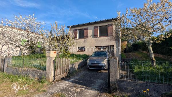 À proximité immédiate des commerces et des écoles, découvrez cette maison offrant 104 m² habitables sur un terrain arboré et entièrement clos de 952 m².
Dès l’entrée, vous profitez d’un séjour lumineux d’environ 32 m², traversant, idéal pour la vie de famille.
La cuisine indépendante de 11,8 m², tournée vers le jardin, donne accès à une terrasse pour vos repas aux beaux jours.
Côté nuit, la maison propose 4 chambres d’environ 10 m², une salle de bain et un WC indépendant.
En rez-de-chaussée, un sous-sol d’environ 45 m² avec garage, buanderie et espace de stockage : un vrai atout pour le quotidien.
À l’extérieur : jardin agréable, arbres fruitiers, entièrement clos, parfait pour les animaux.
Des travaux de rafraichissement et d'amélioration énergétique sont à prévoir, mais le potentiel est réel pour créer un lieu de vie à votre image.